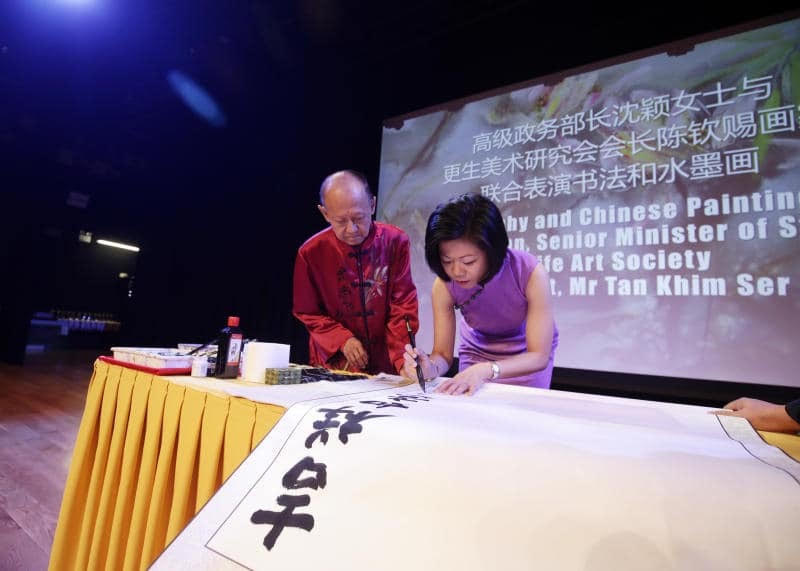 Eastern and western painting skills on Cheongsam